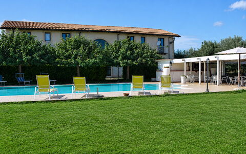 Casa Dafne: Piscina, Sombra, Inmuebles, Recurso, Césped, Hacienda, Jardín, Paisajismo, Yarda, Villa