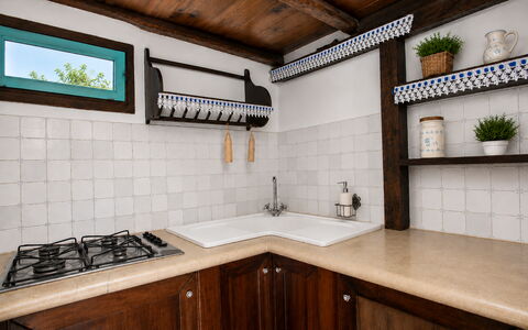 Casa Dafne: Cocina, Madera, Diseño De Interiores, Mostrador, Piso, Aparato De Cocina, Fregadero, Arreglo De Tubería, Estufa De Cocina, Grifo