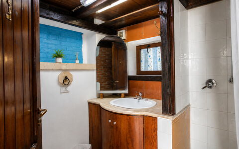 Casa Dafne: Lavabo Del Baño, Pared, Arreglo De Tubería, Lavabo, Madera, Baño, Grifo, Suelo, Mueble De Baño, Piso