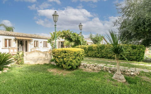 Casa Dafne: Jardín, Inmuebles, Paisajismo, Hacienda, Patio Interior, Césped, Yarda, Casa De Campo, Villa