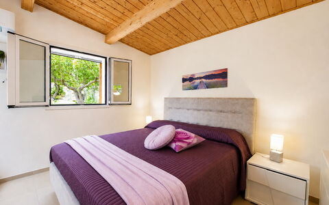 La Dimora di Diana: Cama, Diseño De Interiores, Habitación, Mueble, Sábana, Lecho, Suelo, Habitación, Piso, Casa
