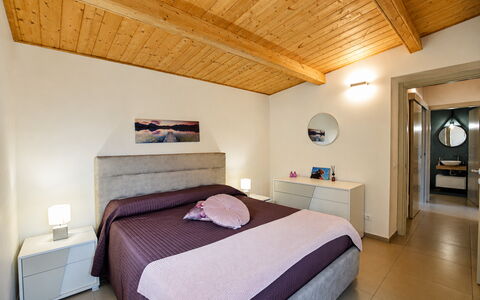La Dimora di Diana: Cama, Mueble, Diseño De Interiores, Habitación, Piso, Suelo, Madera, Habitación, Techo, Sábana
