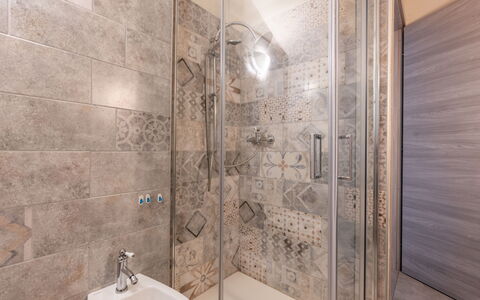 Noah: Piso, Suelo, Baño, Arreglo De Tubería, Diseño De Interiores, Plomería, Loseta, Ducha, Alcachofa De La Ducha, Techo