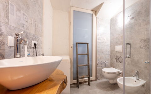 Noah: Piso, Suelo, Arreglo De Tubería, Baño, Diseño De Interiores, Techo, Encendiendo, Plomería, Lavabo Del Baño, Espejo