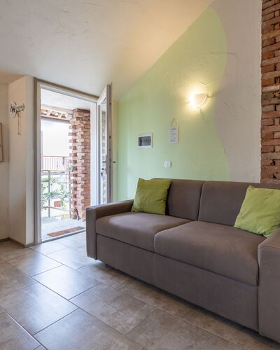 Noah: Pared, Mueble, Diseño De Interiores, Piso, Suelo, Sofá, Techo, Habitación, Sala, Departamento