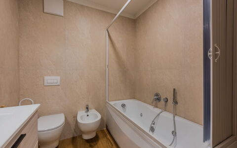 La Corona: Baño, Arreglo De Tubería, Bañera, Piso, Pared, Suelo, Diseño De Interiores, Grifo, Lavabo, Plomería