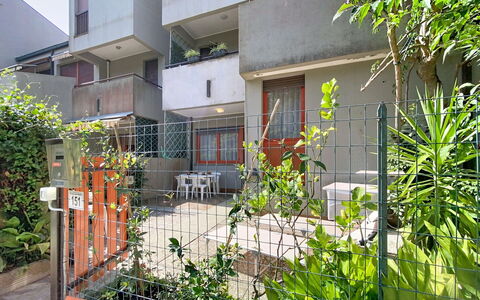 Villaggio Podere San Luigi: Barrio Residencial, Casa, Departamento, Diseño Urbano, Balcón, Sombra, La Luz Del Día, Yeso
