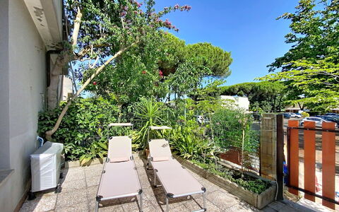 Villaggio Podere San Luigi: Barrio Residencial, Casa, Departamento, Diseño Urbano, Balcón, Sombra, La Luz Del Día, Yeso
