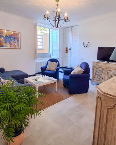 La Riva - Levanto: Mueble, Diseño De Interiores, Piso, Suelo, Sofá, Madera, Sala, Habitación, Techo, Mesa