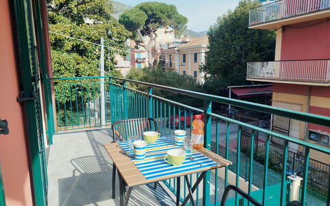 Lola Home - Levanto: Balcón, Departamento, Porche, Silla, Condominio, Mueble Para Exteriores, Sombra, Manchas De Madera, Mesa Al Aire Libre, Pretil