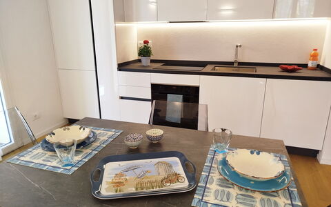 Lola Home - Levanto: Madera, Piso, Diseño De Interiores, Mueble, Cocina, Mostrador, Suelo, Aparato De Cocina, Casa, Gabinetes