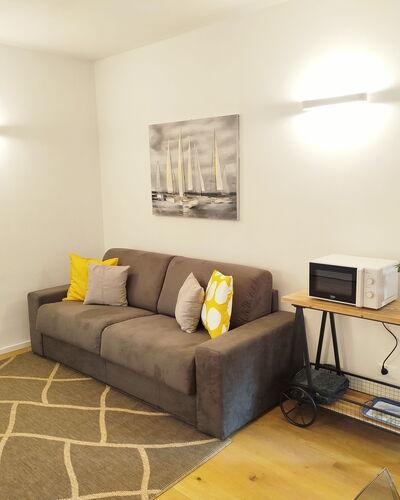 Lola Home - Levanto: Mueble, Diseño De Interiores, Piso, Pared, Sofá, Suelo, Madera, Habitación, Techo, Sala