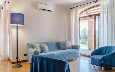 Villa Althea: Mueble, Diseño De Interiores, Piso, Sofá, Pared, Suelo, Madera, Departamento, Habitación, Sala