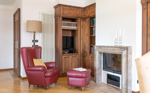 Villa Althea: Mueble, Diseño De Interiores, Piso, Madera, Suelo, Casa, Habitación, Sala, Marrón, Encendiendo