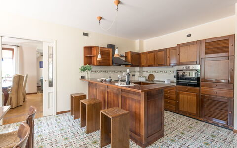 Villa Althea: Mueble, Diseño De Interiores, Piso, Gabinetes, Mostrador, Madera, Cocina, Suelo, Techo, Alacena