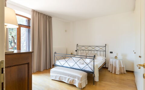 Villa Althea: Diseño De Interiores, Mueble, Piso, Suelo, Madera, Cama, Habitación, Techo, Habitación, Encendiendo