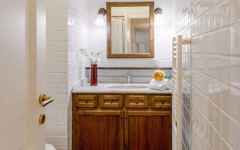 Villa Althea: Pared, Diseño De Interiores, Arreglo De Tubería, Piso, Baño, Suelo, Grifo, Plomería, Encendiendo, Loseta