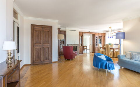 Villa Althea: Piso, Mueble, Diseño De Interiores, Suelo, Techo, Madera, Habitación, Suelos De Madera, Sofá, Sala
