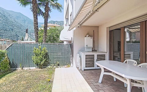 Monica: Balcón, Sombra, Mueble Para Exteriores, Silla, Porche, Planta De Casa, Villa, Patio