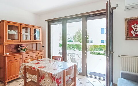 Monica: Mueble, Madera, Piso, Suelo, Diseño De Interiores, Mesa, Cocina Y Comedor Mesa, Departamento, Habitación, Comedor