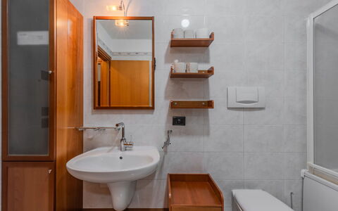 Michelon: Lavabo Del Baño, Baño, Lavabo, Arreglo De Tubería, Piso, Espejo, Diseño De Interiores, Madera, Suelo, Grifo