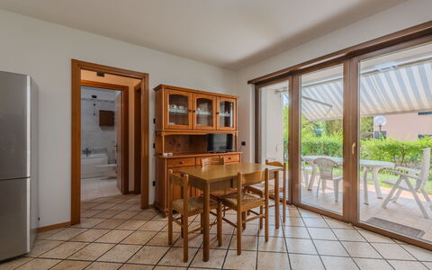 Michelon: Piso, Diseño De Interiores, Suelo, Madera, Mueble, Techo, Cocina Y Comedor Mesa, Habitación, Puerta, Comedor