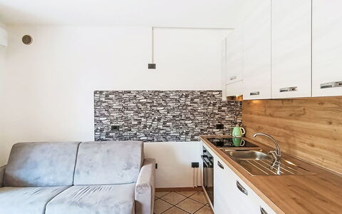 Monica: Diseño De Interiores, Piso, Madera, Mueble, Electrodoméstico, Cocina, Suelo, Mostrador, Aparato De Cocina, Habitación