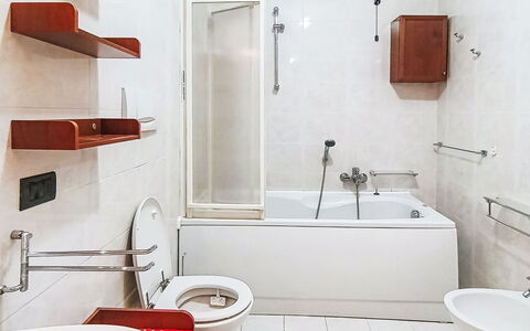 Monica: Baño, Arreglo De Tubería, Piso, Suelo, Diseño De Interiores, Lavabo, Baño, Grifo, Lavabo Del Baño, Bañera