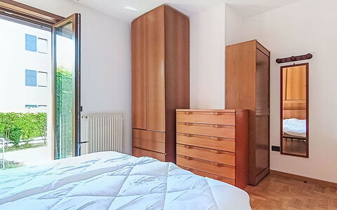 Monica: Piso, Suelo, Diseño De Interiores, Madera, Cama, Mueble, Habitación, Habitación, Suelos De Madera, Casa