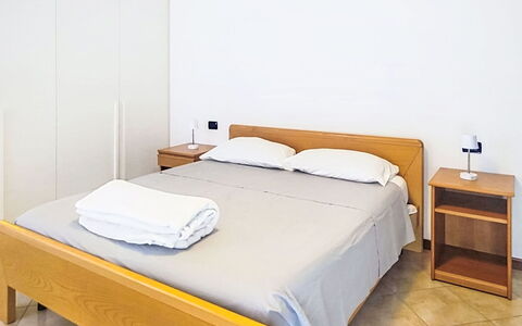 Fontanella Mountain Home: Cama, Mueble, Habitación, Diseño De Interiores, Madera, Suelo, Sábana, Piso, Lecho, Habitación