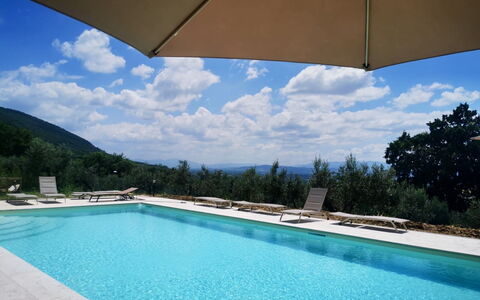 Villa Santa Chiara: Piscina, Mueble Para Exteriores, Ocio, Recurso, Colina, Sunlounger, Paraguas, Cordillera, Eco Hotel, Vacaciones