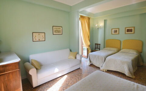 Villa Santa Chiara: Mueble, Diseño De Interiores, Suelo, Habitación, Piso, Textil, Techo, Cama, Mesa, Encendiendo