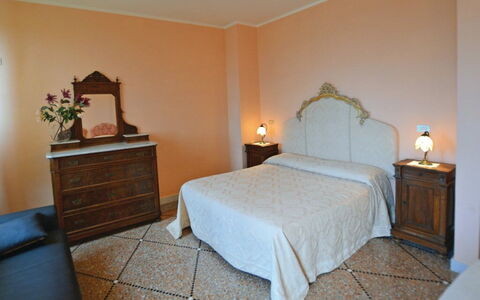 Villa Santa Chiara: Mueble, Habitación, Diseño De Interiores, Cama, Sábana, Piso, Suelo, Lecho, Linos, Habitación