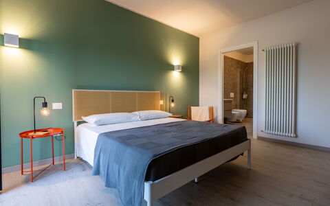Serracapelli: Mueble, Diseño De Interiores, Pared, Cama, Piso, Habitación, Suelo, Techo, Madera, Habitación