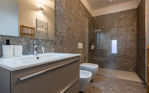 Serracapelli: Arreglo De Tubería, Piso, Baño, Lavabo Del Baño, Suelo, Lavabo, Diseño De Interiores, Grifo, Plomería, Espejo