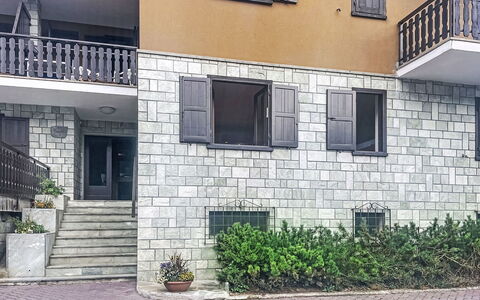 Ai Pascoli: Barrio Residencial, Casa, Diseño Urbano, Departamento, Balcón, Hormigón, Pared De Piedra, Entrada De Coches, La Luz Del Día