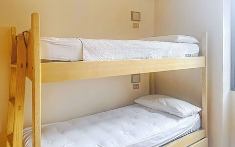 Ai Pascoli: Cama, Habitación, Sábana, Madera, Lecho, Suelo, Marco De La Cama, Piso, Diseño De Interiores, Mueble