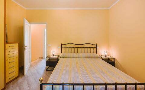 Dimora Polle di Malbacco: Cama, Diseño De Interiores, Habitación, Suelo, Pared, Piso, Mueble, Habitación, Madera, Sábana