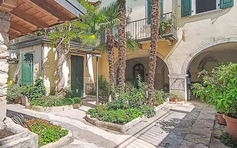 Le Falesie: Arco, Maceta, Hacienda, Patio, Planta De Casa, Sombra, Losa, Paisajismo
