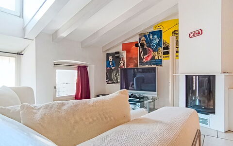 Le Falesie: Mueble, Diseño De Interiores, Pared, Sofá, Piso, Techo, Suelo, Habitación, Sala, Departamento