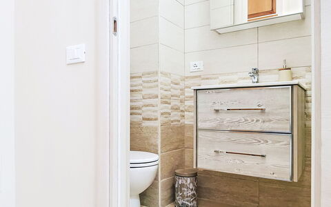 La Terrazza di Caramanico: Piso, Arreglo De Tubería, Suelo, Baño, Mueble De Baño, Baño, Plomería, Gabinetes, Habitación, Lavabo