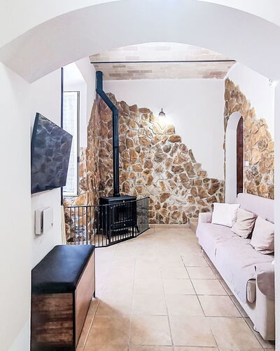Majella Living: Pared, Piso, Diseño De Interiores, Suelo, Techo, Habitación, Pared De Piedra, Sala, Sofá