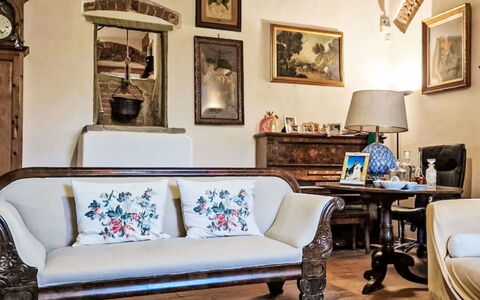 Il Pozzo dei Desideri: Mueble, Diseño De Interiores, Piso, Madera, Sofá, Sala, Habitación, Suelo, Textil, Marco