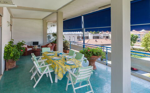Appartamento la Terrazza di Anna: Sombra, Silla, Maceta, Mueble Para Exteriores, Balcón, Planta De Casa, Mesa Al Aire Libre, Eco Hotel, Estructura Al Aire Libre, Toldo