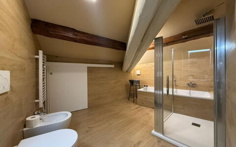Il Pittore: Piso, Diseño De Interiores, Techo, Suelo, Arreglo De Tubería, Baño, Habitación, Plomería, Lámpara, Loseta