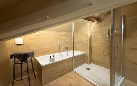 Il Pittore: Piso, Suelo, Madera, Diseño De Interiores, Arreglo De Tubería, Techo, Suelos De Madera, Bañera, Baño, Plomería