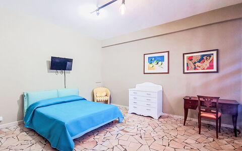 La Perla di Aprilia: Mueble, Cama, Suelo, Piso, Diseño De Interiores, Habitación, Sábana, Habitación, Lecho, Techo