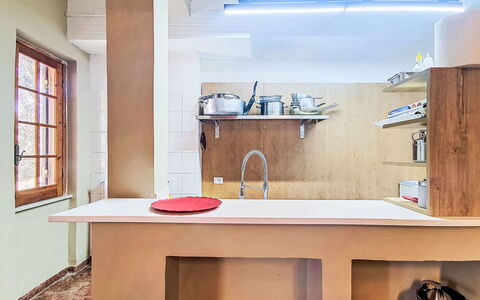 La Perla di Aprilia: Pared, Diseño De Interiores, Madera, Piso, Techo, Mostrador, Suelo, Encendiendo, Mueble, Cocina
