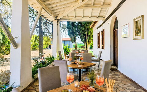 La Perla di Aprilia: Casa, Casa, Mueble, Puerta, Recurso, Cabaña, Inmuebles, Sombra, Jardín, Hacienda
