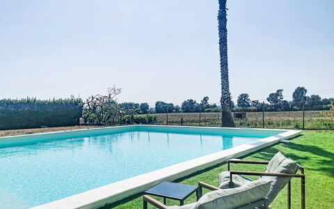 La Perla di Aprilia: Azul, Piscina, Recurso, Sombra, Mueble Para Exteriores, Ocio, Césped, Paisajismo, Inmuebles, Eco Hotel